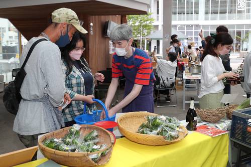 地元産の夏野菜をテーマにマチニワで開かれたイベント
