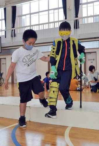 高齢者の疑似体験を行う児童