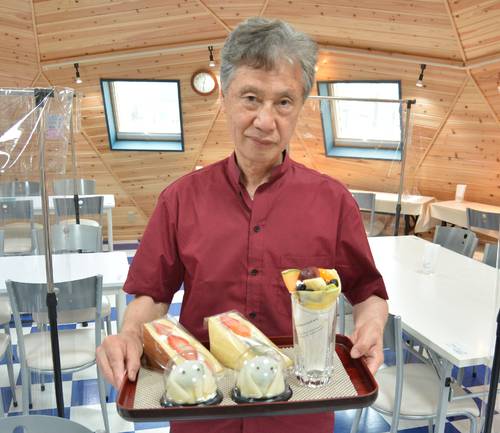 手作りのクレープやフルーツサンドをPRする佐藤文雄さん