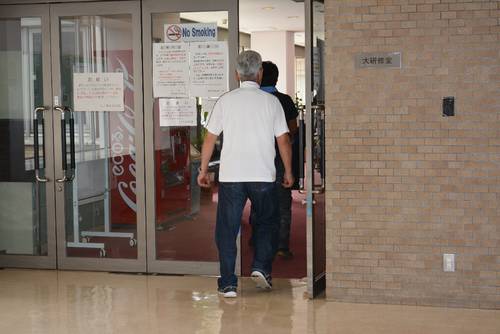説明会が行われる会場に入る出席者=19日、八戸市水産会館