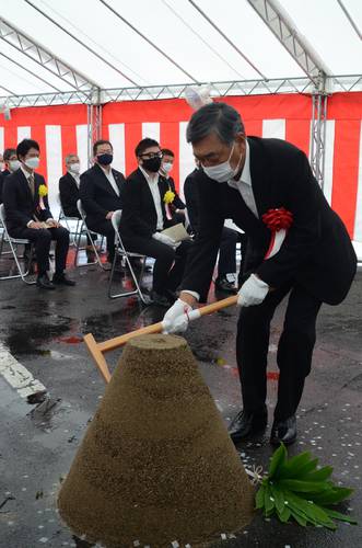 くわ入れして工事の安全を願う関係者ら=22日、八戸市