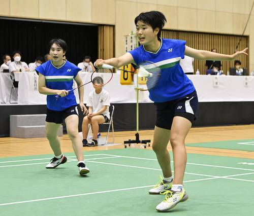 バドミントンの女子ダブルスで優勝した青森山田・石川(左)、清瀬組=日本フネン市民プラザ