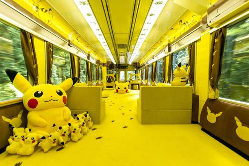 ピカチュウに囲まれながら楽しく旅ができる「POKEMON with YOU トレイン」のプレイルーム車両(JR東日本盛岡支社提供)