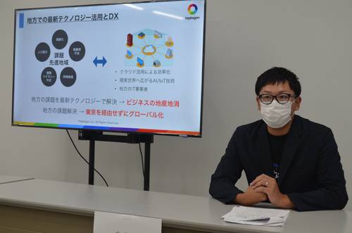 「クラウド技術で地域の課題を解決したい」と話す立花拓也社長=19日、青森市
