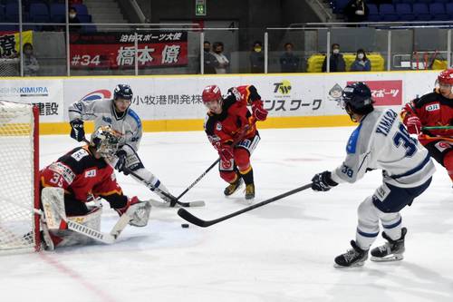 【RE北海道―フリーブレイズ】フリーブレイズはFW山田淳哉(手前)とFW生江太樹(左奥)が相手ゴールに迫る=北海道白鳥王子アイスアリーナ