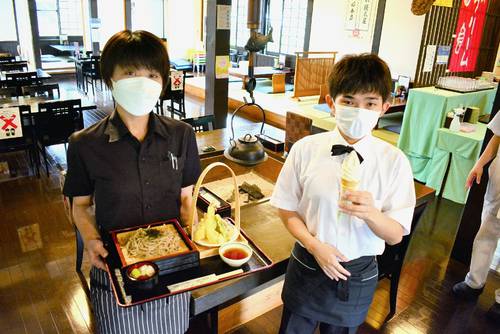 人気の「天ざるそば」(左)と「おおのゆめソフト」をPRするスタッフ