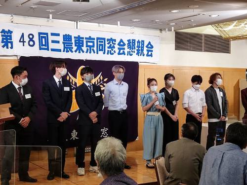 壇上で自己紹介する8人の卒業生