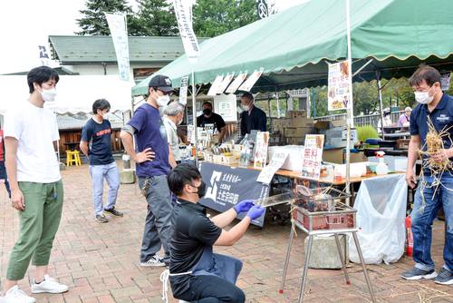 道の駅「奥入瀬ろまんパーク」で開かれている「高知県土佐清水うまいもんフェア!」=10日、十和田市