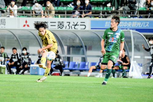【八戸―岐阜】後半27分、八戸はMF野瀬龍世(左)がシュートを決め、2―1とする=八戸市プライフーズスタジアム