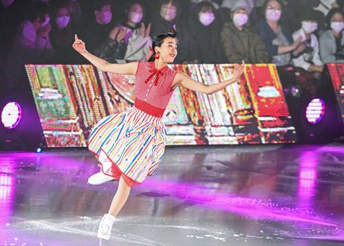 華やかな演技で観客を魅了した浅田真央さん=17日、八戸市フラットアリーナ(井深裕介撮影)