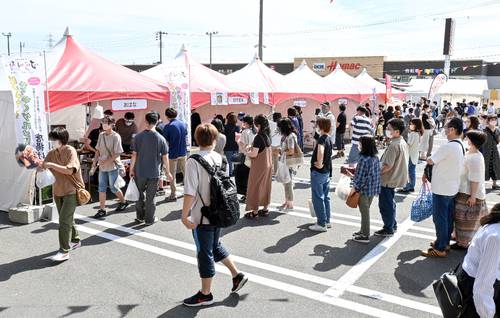 来場者にでにぎわう「八食オータムカーニバル」=18日、八戸市
