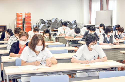 口腔アンバサダー資格認定試験を受ける受験者=21日、十和田市