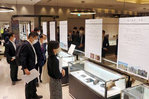 三内丸山遺跡の出土品が並ぶ会場=30日、東京都中央区