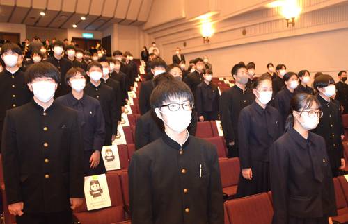 校歌を斉唱する生徒
