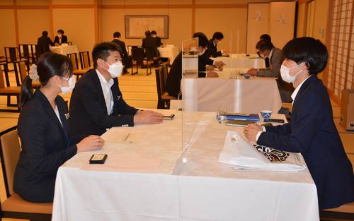 青森県内の観光関係者と九州・沖縄エリアの旅行事業者の商談会=6日、八戸市