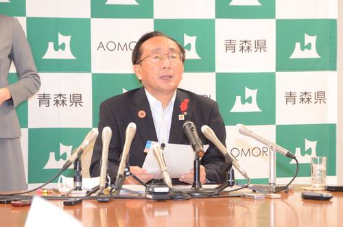 新たな交付金の受給条件について見解を述べる三村申吾知事=7日、青森県庁