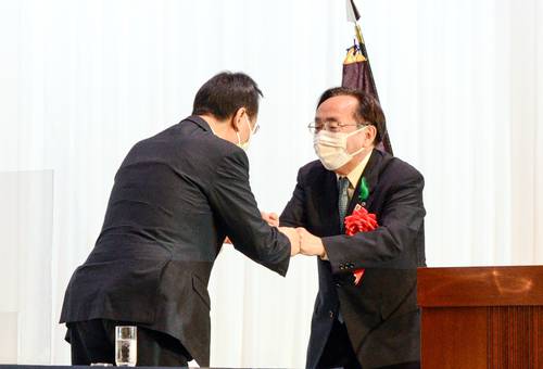 自民党青森県連政経セミナーで江渡聡徳会長(左)とグータッチする三村申吾氏。次期知事選を巡り、自民の動向を見極めているとの見方もある=5月、青森市