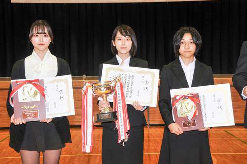 知事賞に選ばれた伊勢朋華さん(中央)、2位の石井未緒さん(左)=11日、尾上総合高