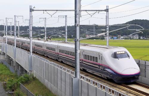 東北新幹線八戸開業20周年記念で特別運行する「はやて」=2010年9月撮影
