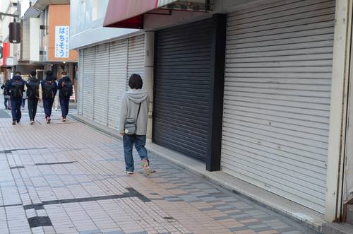 空き店舗が目立つ八戸市十三日町。閉店が連鎖するドミノ倒しへの懸念も広がる=17日、八戸市十三日町