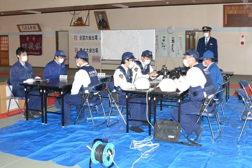 通信機器の動作を確認する七戸警察署員