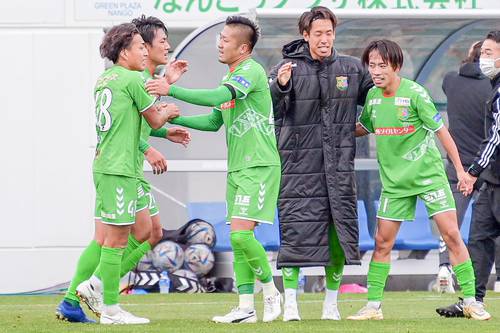 【八戸―富山】後半ロスタイム、八戸はFW萱沼優聖(左から3人目)がシュートを決め、2―1と勝ち越す=八戸市プライフーズスタジアム