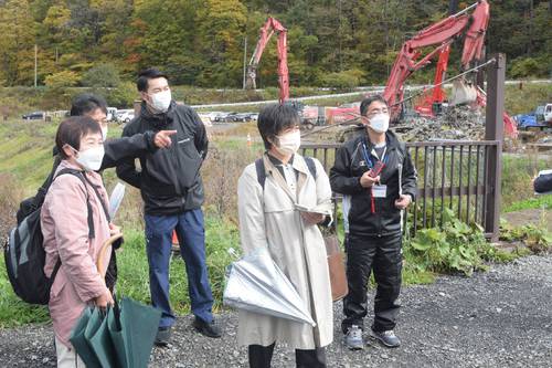 浸出水処理施設の撤去現場を視察する委員ら=25日、田子町