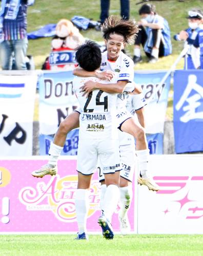 【沼津―八戸】前半、八戸はMF野瀬龍世(右)が先制点を奪い、チームメートと喜ぶ=静岡県愛鷹広域公園多目的競技場