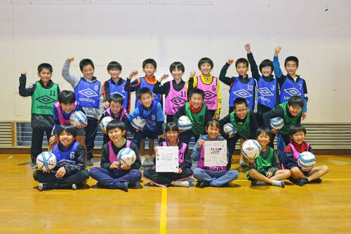 柴崎岳選手にエールを送る地元の野辺地サッカークラブの子どもたち=1日、野辺地町立若葉小体育館