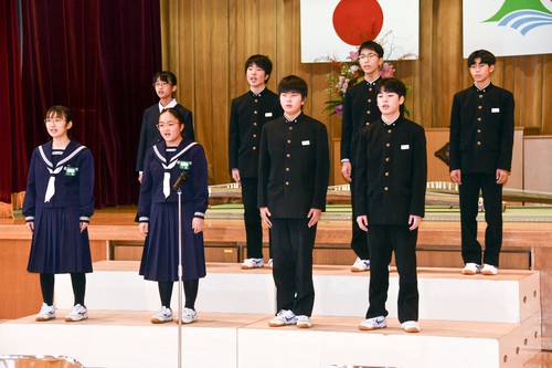 「さくらシンフォニー」を合唱する杉沢中の生徒