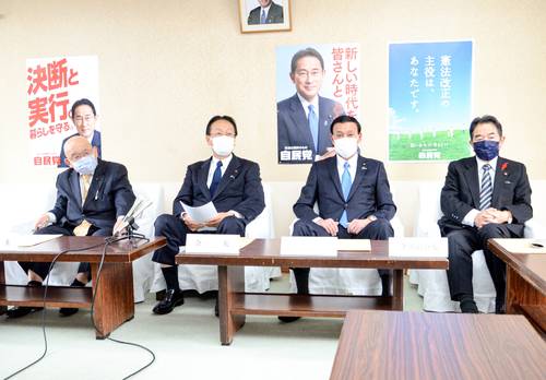 役員会で会長辞任が承認されたと説明する江渡聡徳氏(左から2人目)=5日、青森市