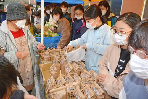 小久慈朝市で、もち米や野菜を販売する小久慈小の児童たち