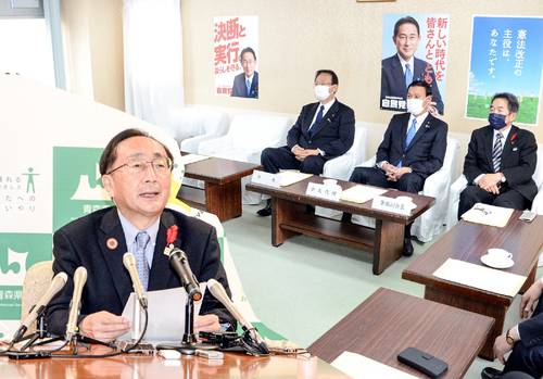 次期青森県知事選を巡り、探り合いが続く現職の三村申吾氏(左下)と自民党県連(写真はコラージュ)