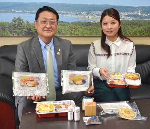 野村秀雄町長(左)に開発した商品を紹介する横井さくらさん