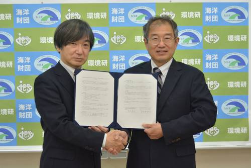 協定書を手にする島田義也理事長(右)と日比谷紀之会長=24日、六ケ所村