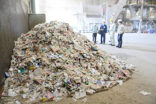 シュレッダーで裁断されたプラスチックごみ。この後熱分解され、粉体カーボンとなる=26日、八戸市