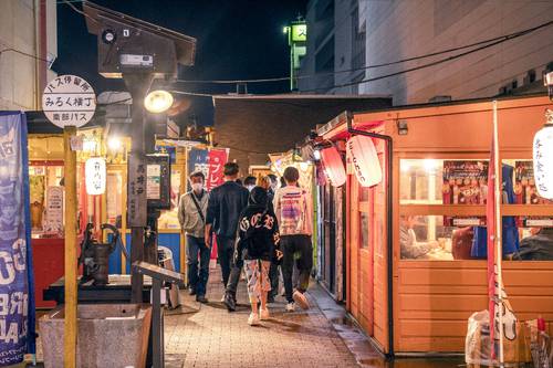 東北新幹線八戸開業を機に誕生した八戸屋台村「みろく横丁」。地域の食が有力な観光資源になっている=26日、八戸市