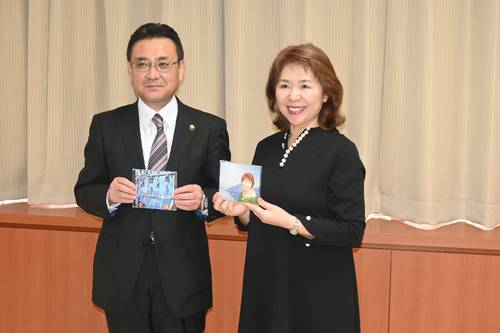 熊谷雄一市長(左)を訪ねる吉岡リサさん