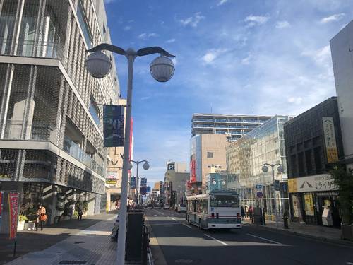 地盤沈下が進む八戸市中心街。新幹線を生かした観光との連携が重要となっている=29日