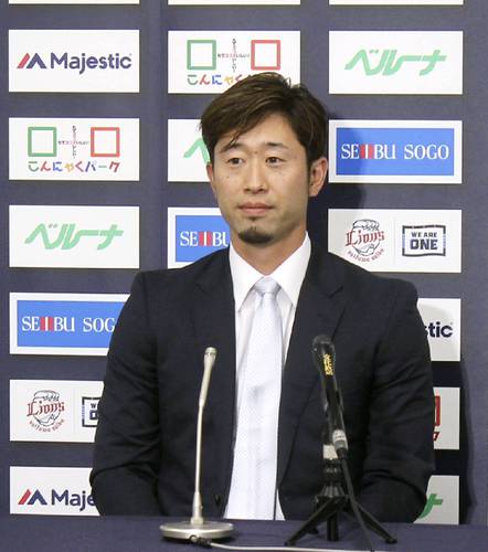 契約更改後に記者会見する西武の外崎=1日、埼玉県所沢市の球団事務所