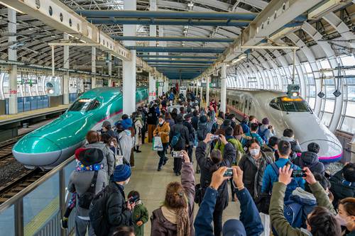懐かしの「はやて」(右)と現役の「はやぶさ」が競演し、八戸駅の新幹線ホームには多くの鉄道ファンらが詰め掛けた=3日