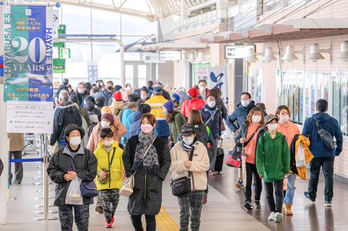 東北新幹線八戸開業20周年の記念イベントが開催された八戸駅。官民で再び新幹線効果を取り込もうとする動きが重要となっている=4日