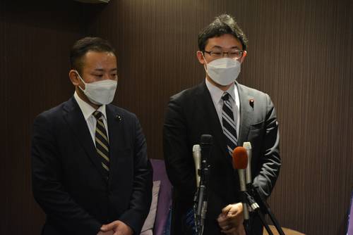 常任総務会での協議の内容を説明する藤原崇会長(右)ら=11日、盛岡市