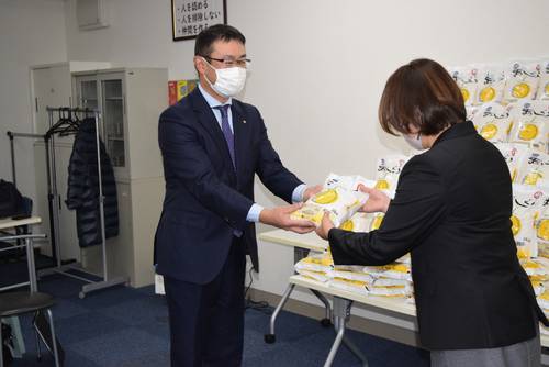 類家順子理事長(右)に青森県産米を手渡す佐々木悦郎会長