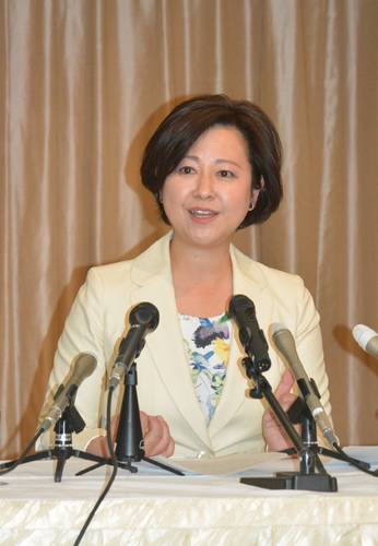 岩手県知事選に無所属で立候補する意向を表明する千葉絢子氏=16日、盛岡市