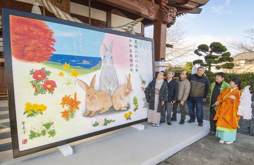 卯の大絵馬を奉納し、新年の飛躍を願う関係者=26日、八戸市