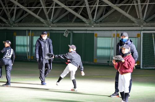 小学生のキャッチボールを見守る講師陣