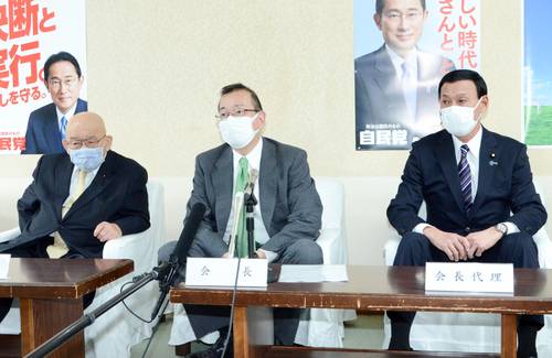 自民党青森県連としての次期知事選候補を決めるため、選考委員会の設置を説明する津島淳会長(中央)=28日、青森市