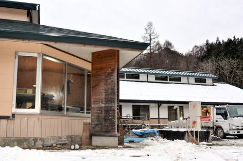 改修工事が進む新山根温泉「べっぴんの湯」の小浴場(左)と宿泊棟=2022年12月21日、久慈市