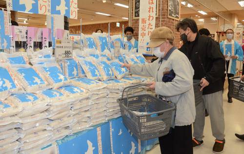 2023年秋に全国デビューする「はれわたり」。県内限定販売の売れ行きは好調だった=22年10月、青森市